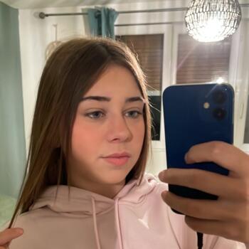 Babysitter in Saint-Martin-Boulogne: Lily