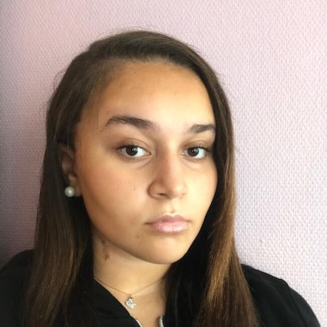 Babysitter in Paris: Nailis