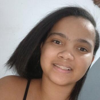 Babysitter in Belo Horizonte: Larissa