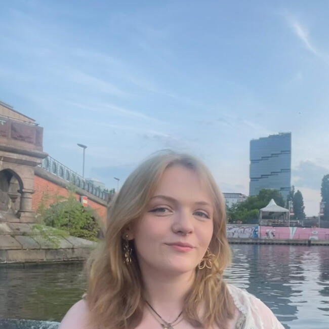 Babysitter in Bristol: Lucy