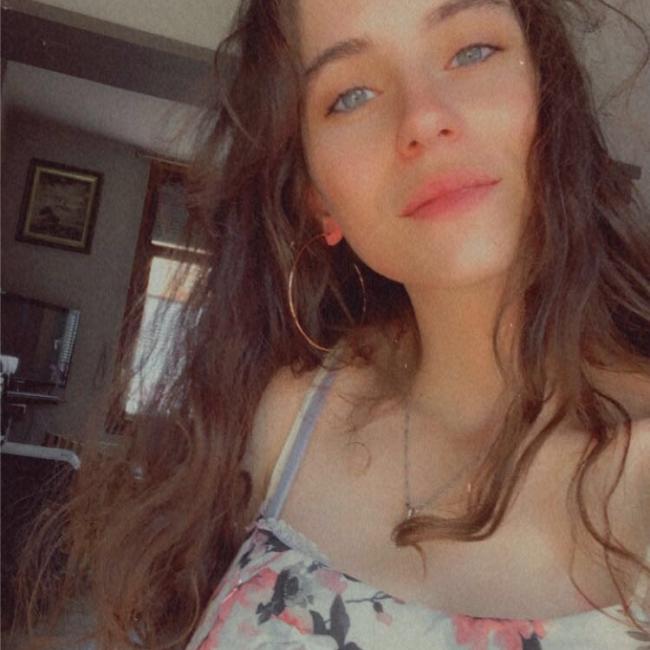 Charleroi 베이비시터: Nina