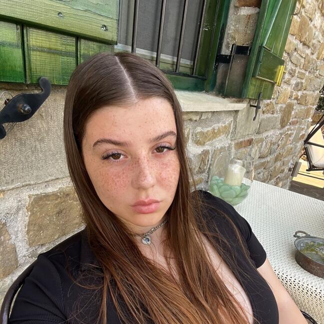 Babysitter in Korydallos: Theodora