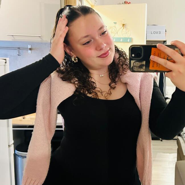 Babysitter in Saint-Brieuc: Youna