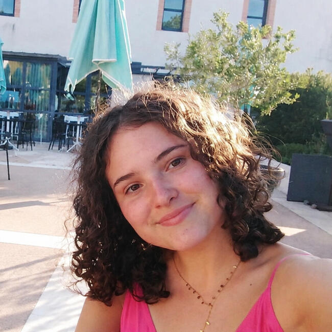 Babysitter in Savigné-sur-Lathan: Léane