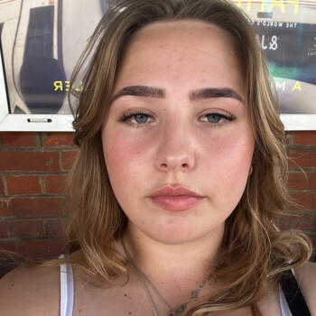 Babysitter in Gravesend: Belle