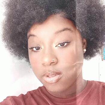 Baby-sitter in Saint-Avertin: Liyah