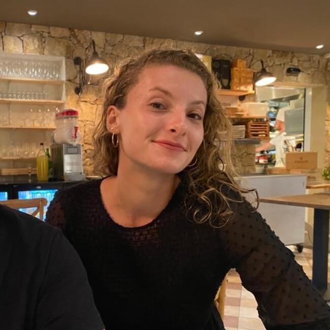 Babysitter in Biot: Julie