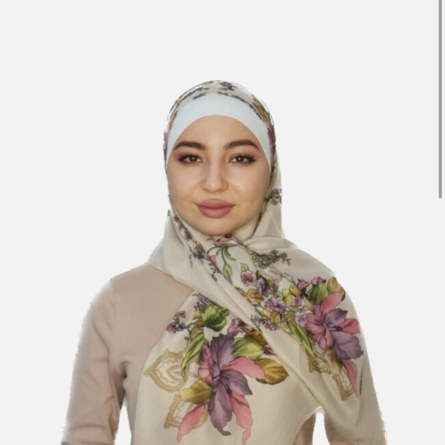 وظيفة جليسة أطفال في إمارة الشارقة: Dinara