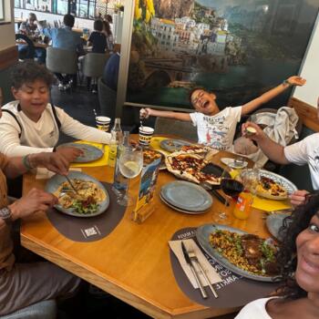 Familia Dos Hermanas: Raesean