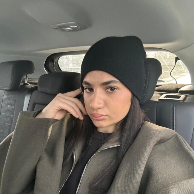 Babysitter in Achères: Elyna