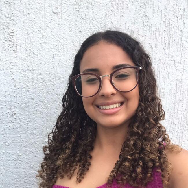 Babysitter in Patos de Minas: Julia