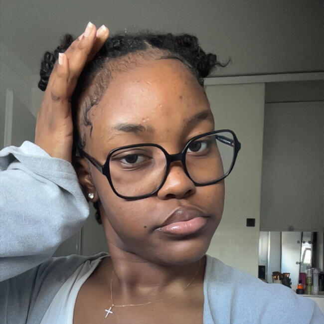 Babysitter in Val-de-Reuil: Britany