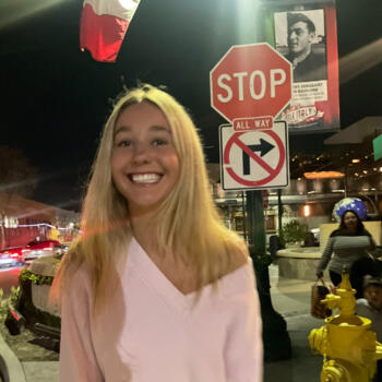 Babysitter Canberra: Mia