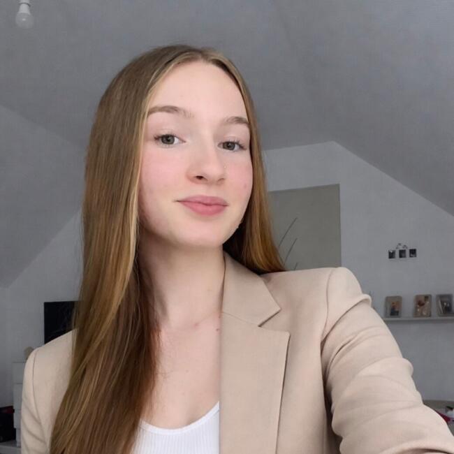 Babysitter in Vitry-aux-Loges: Louna