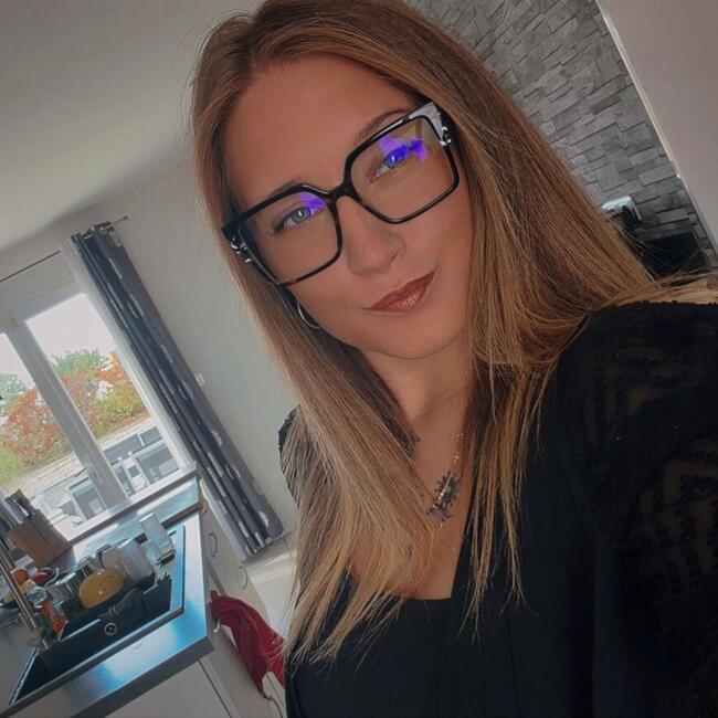 Babysitter in Rongères: Laura