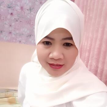 مربية أطفال في عجمان: Tiasyatiah