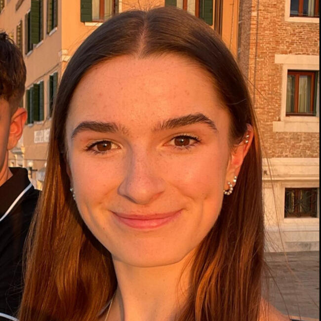 Babysitter in Gerrards Cross: Lizzie