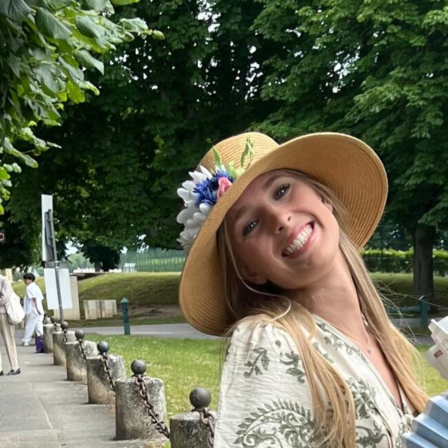 Babysitter in Cires-lès-Mello: Charlotte