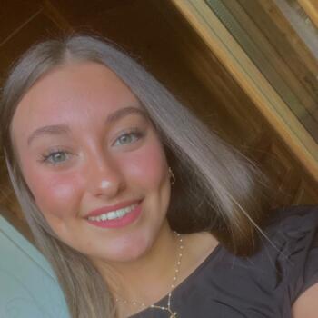 Babysitter in Saint-Symphorien-de-Marmagne: Coralie