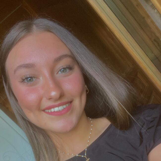 Babysitter in Saint-Symphorien-de-Marmagne: Coralie