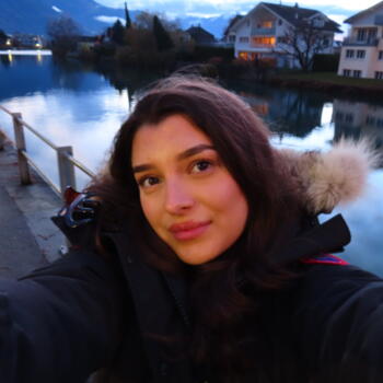 Babysitter London: İzel