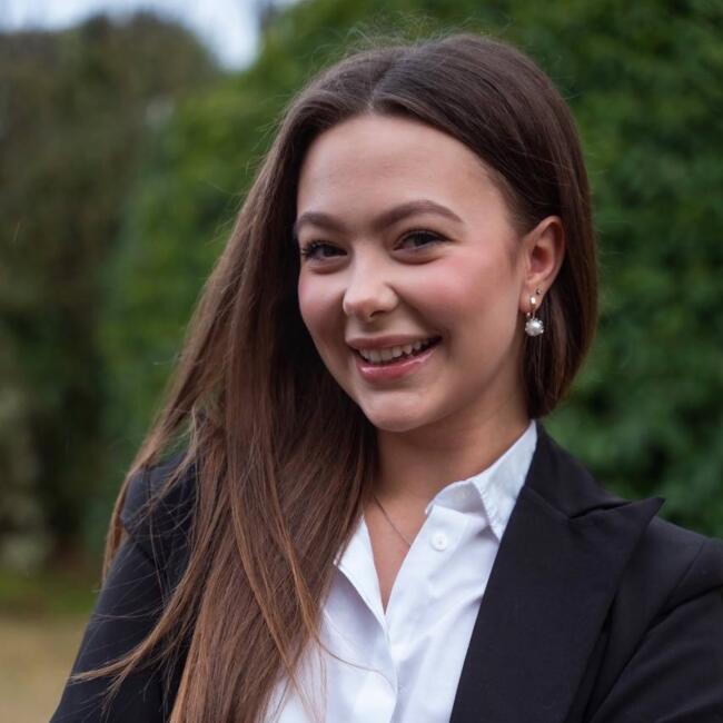 Babysitter in Paris: Daria