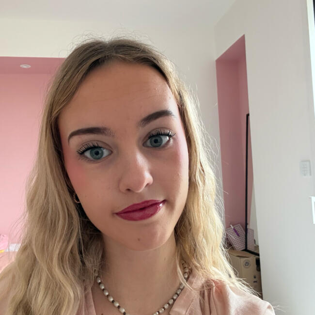 カレー のベビーシッター: Elise