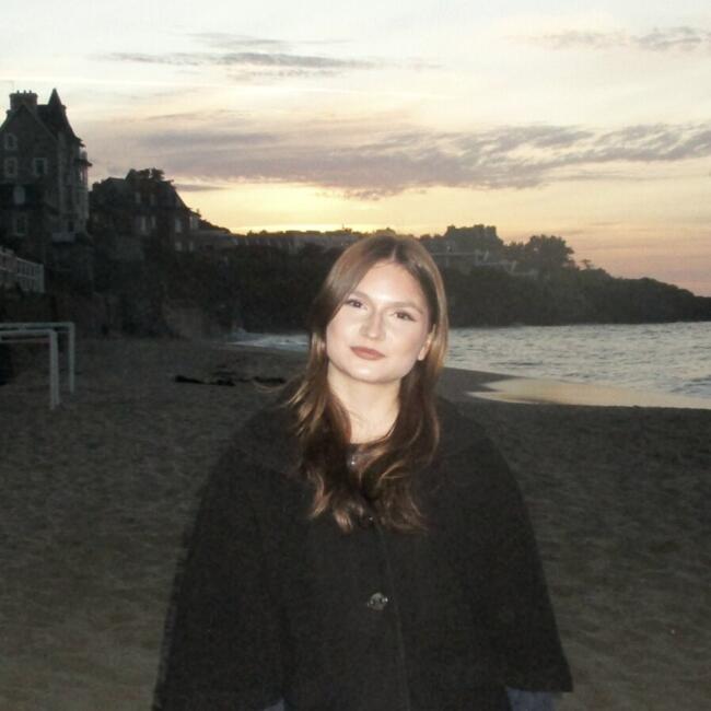 Babysitter in Montreuil-le-Gast: Emy