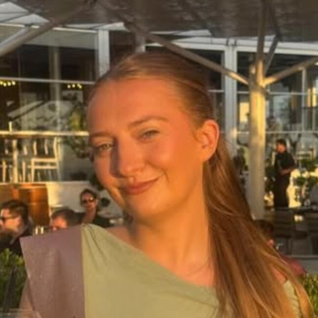 Babysitter in Manchester: Hannah