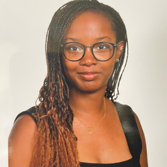 Babysitter in La Celle-Saint-Cloud: Laura