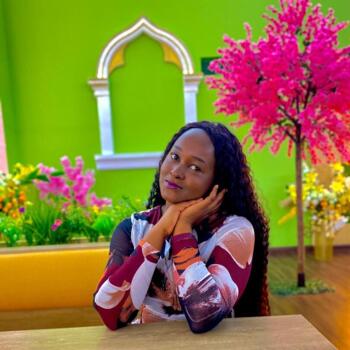 جليسة أطفال الدوحة: Adrine