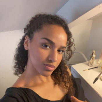 Babysitter in Woluwe-Saint-Lambert: Yasmine