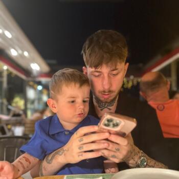 Δουλειά για babysitter στην περιοχή Πειραιάς: δουλειά φύλαξης παιδιών Brent