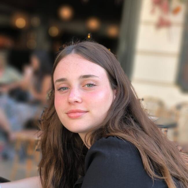 Babysitter in Neuville-de-Poitou: Anna