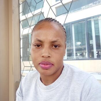 جليسة أطفال الدوحة: Pauline