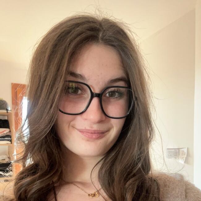 Babysitter in Jayat: Lola