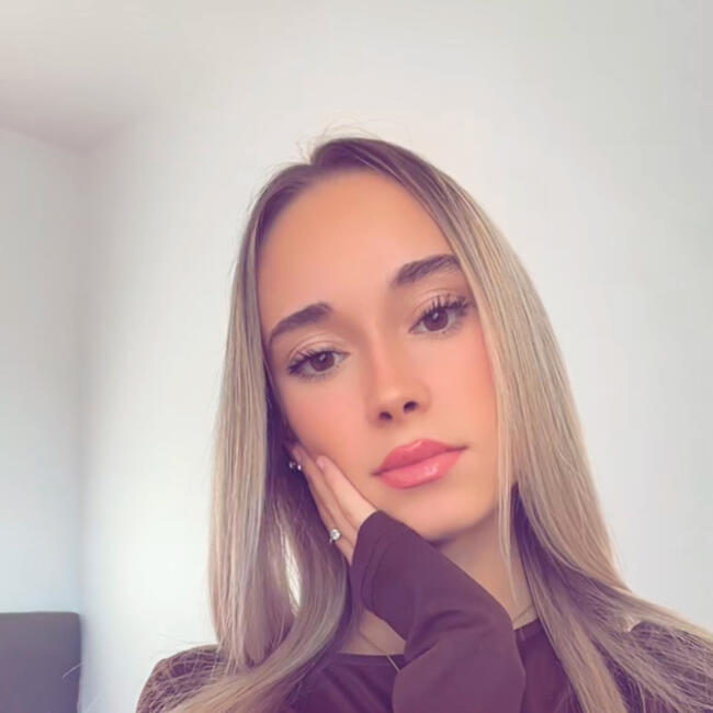 Babysitter in Saint-Erme-Outre-et-Ramecourt: Emma