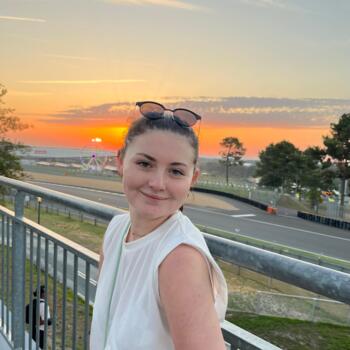 Babysitter in Saint-Ouen-en-Champagne: Lora