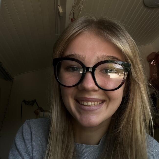 Babysitter in Saint-Jean-d'Illac: Emma