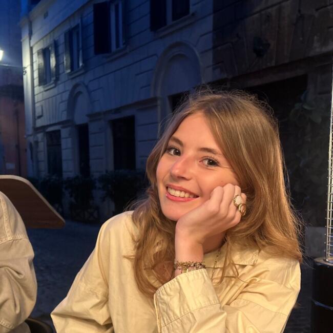 Babysitter in Venerque: Mina
