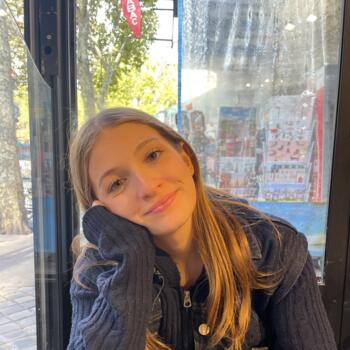 Babysitter in Saint-Bonnet-le-Château: Abby