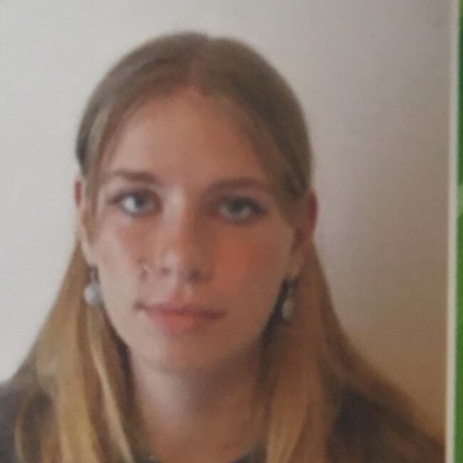 Babysitter in Paris: Dara