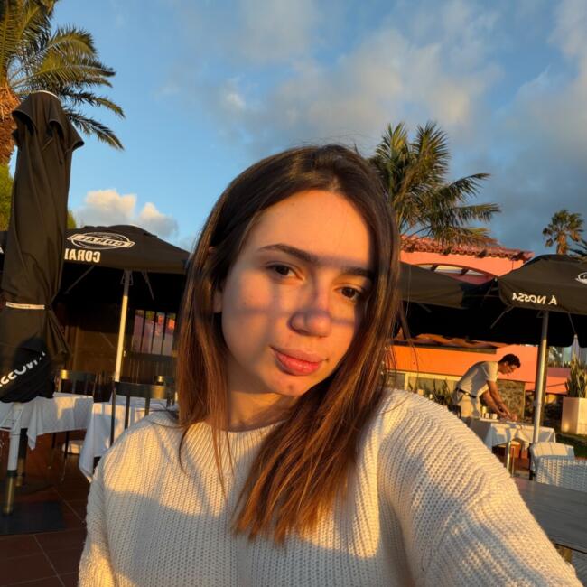 Babysitter em Caniço: Laura