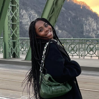 Baby-sitter in Courbevoie: Jélissa