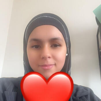 Babysitter in Saint-Berthevin: Aya