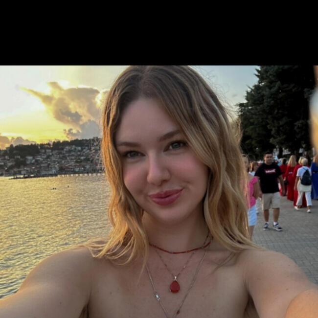 Babysitter in Melbourne: Jade