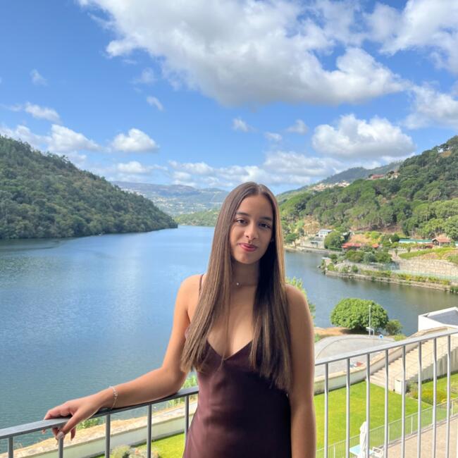 Babysitter em Rio Covo: Lara