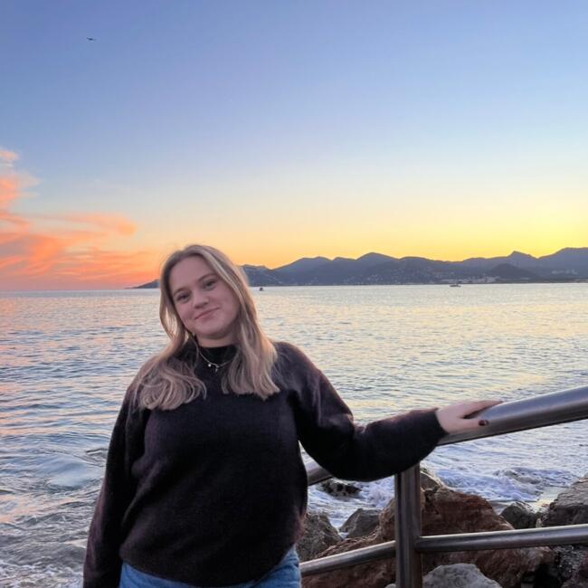 Babysitter in Cannes: Aïleen