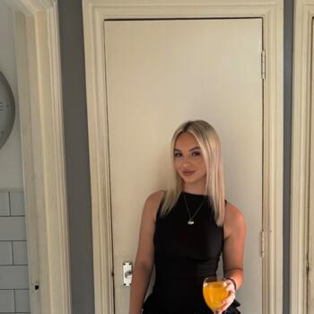 Babysitter Cardiff: Olivia