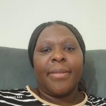 مربية أطفال في Jazīrat Abū Z̧aby: Fatima